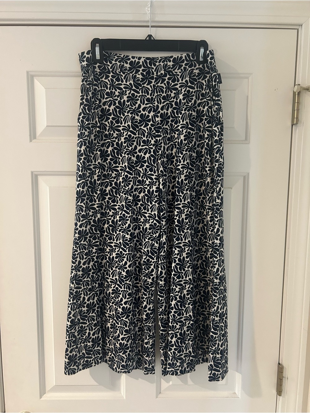Women's Black & White Floral Wide-Leg Capris